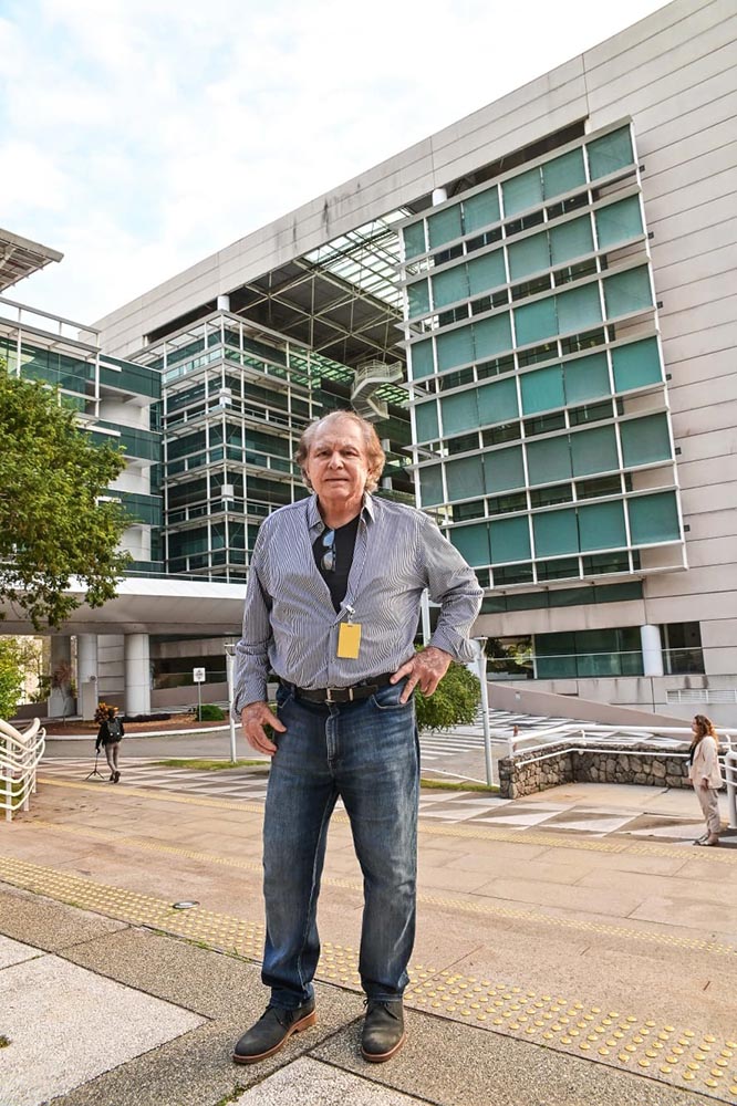 O arquiteto Sidonio Porto guiou a visita técnica ao prédio da Petrobrás, em Vitória, projeto assinado por ele