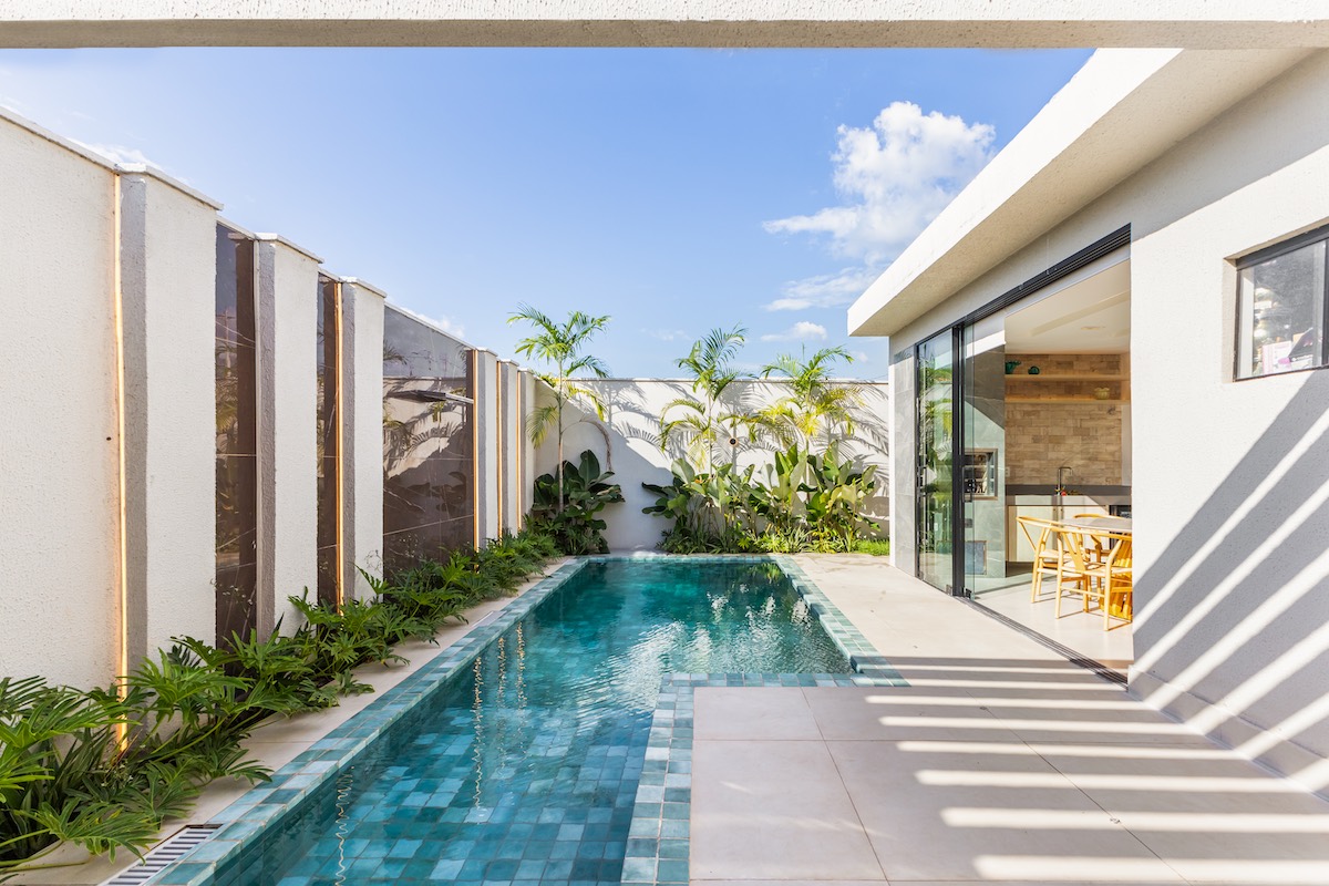Um refúgio de tranquilidade que integra piscina, vegetação e arquitetura em harmonia com a natureza.