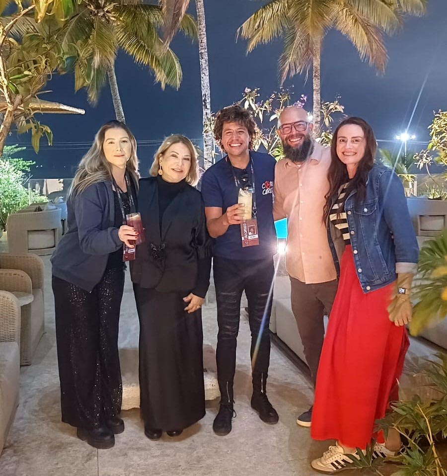 em um giro pelo Sky Bar 400, assinado por Edduardo Trigo, a diretora da CASACOR ES Ligia Diniz, recebendo Cadu Caruzo e sua Evelin Vivaldi, e o bartender Rodrigo Perdigão com Carol Nalesso.Crédito: Divulgação