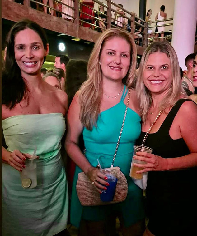 As amigas Milena Girelli, Juliana Santos e Marcela Merçon, no show de Bell Marques _Divulgação