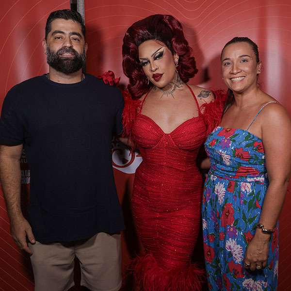 Gloria Groove entre Chrispim e Cynthia Gonçalves