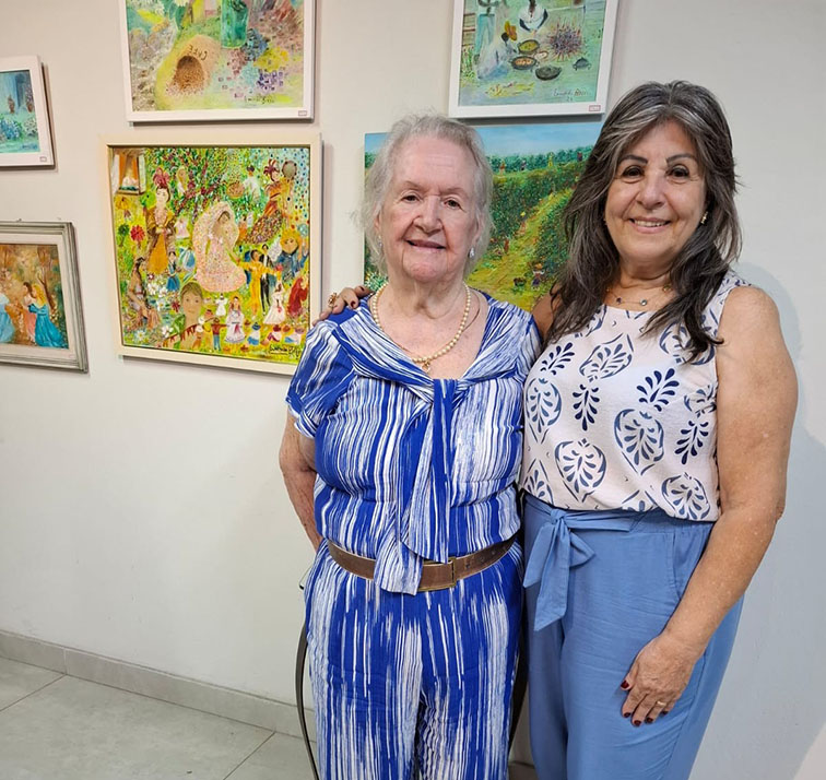 As artistas naifs mestra Erminda Breda e Ângela Gomes curadora da exposição na VilaZinha Espaço Artes _Divulgação