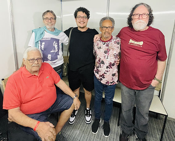 Marco Antônio Grijó, Afonso Abreu, Vincenzo Guizzardi, Mário Ruy e Paulo Branco no reencontro de “Os Mamíferos”, no Delírio Tropical. Foto Daniella Spadeto