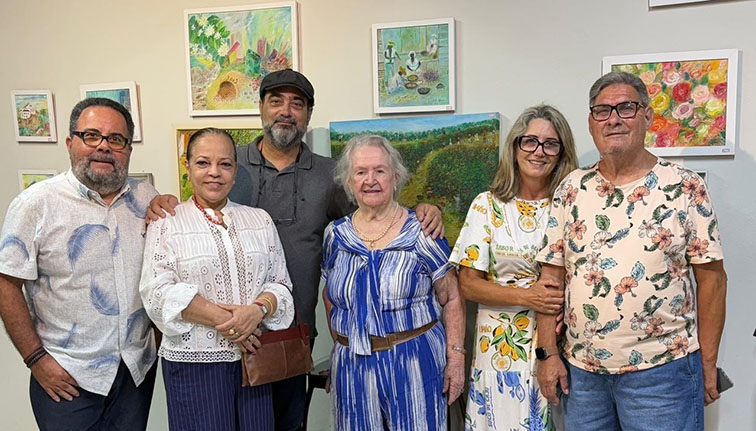 Em noite de arte naif da mestra Erminda Breda, na galeria store VilaZinha Espaço Artes, Manoel Goes, Luiza Celina, Luiz Rangel, a anfitriã Erminda Breda, Norma Matos e José Carlos _ Divulgação