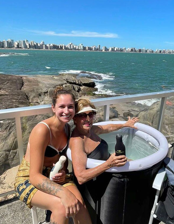 Nossa amiga Dapaz Romano curtindo o seu paraiso em Guarapari, com a neta Isadora.