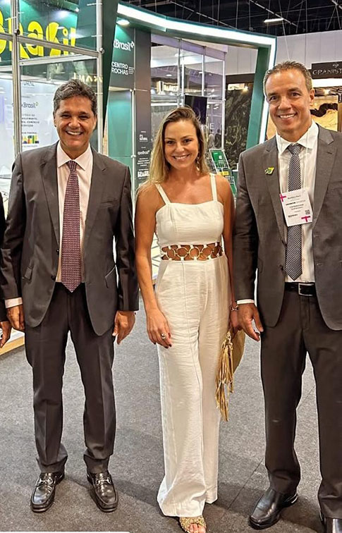 O vice- governador Ricardo Ferraço, Suellen Pergigão e o conselheiro vice-presidente da Federação das Indústrias do Espírito Santo (Findes) ,Tales Machado