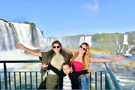 Jacqueline Pretti curtindo o feriado em Foz do Iguaçu com os filhos Yasmin e Enzo