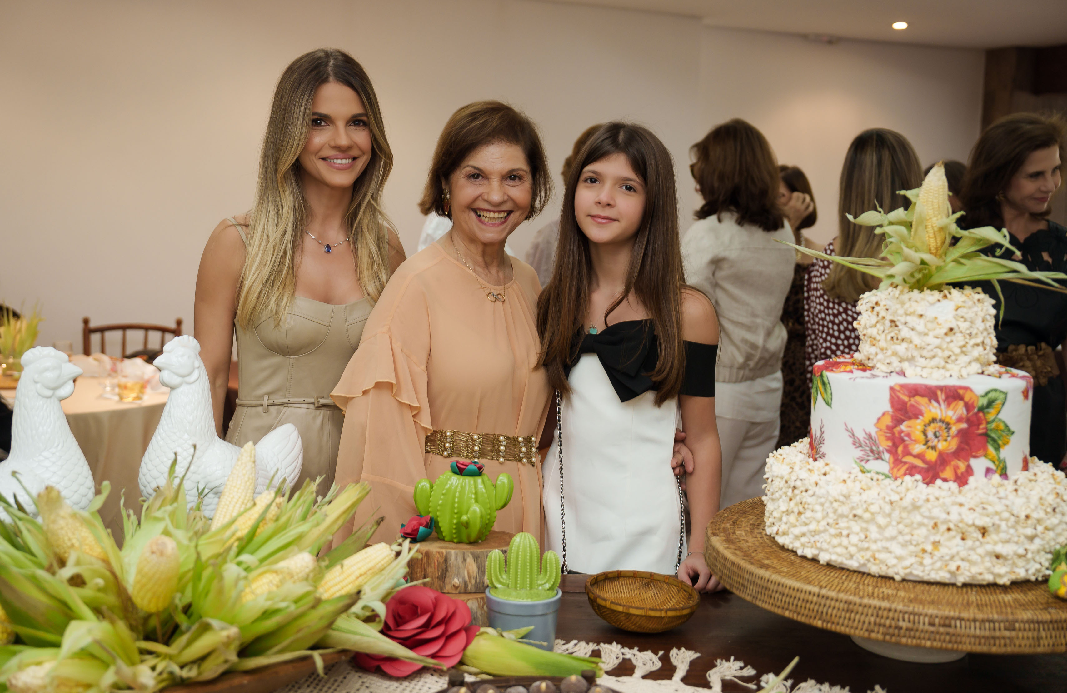Soeli Gama entre a filha Taisa e a neta Lara