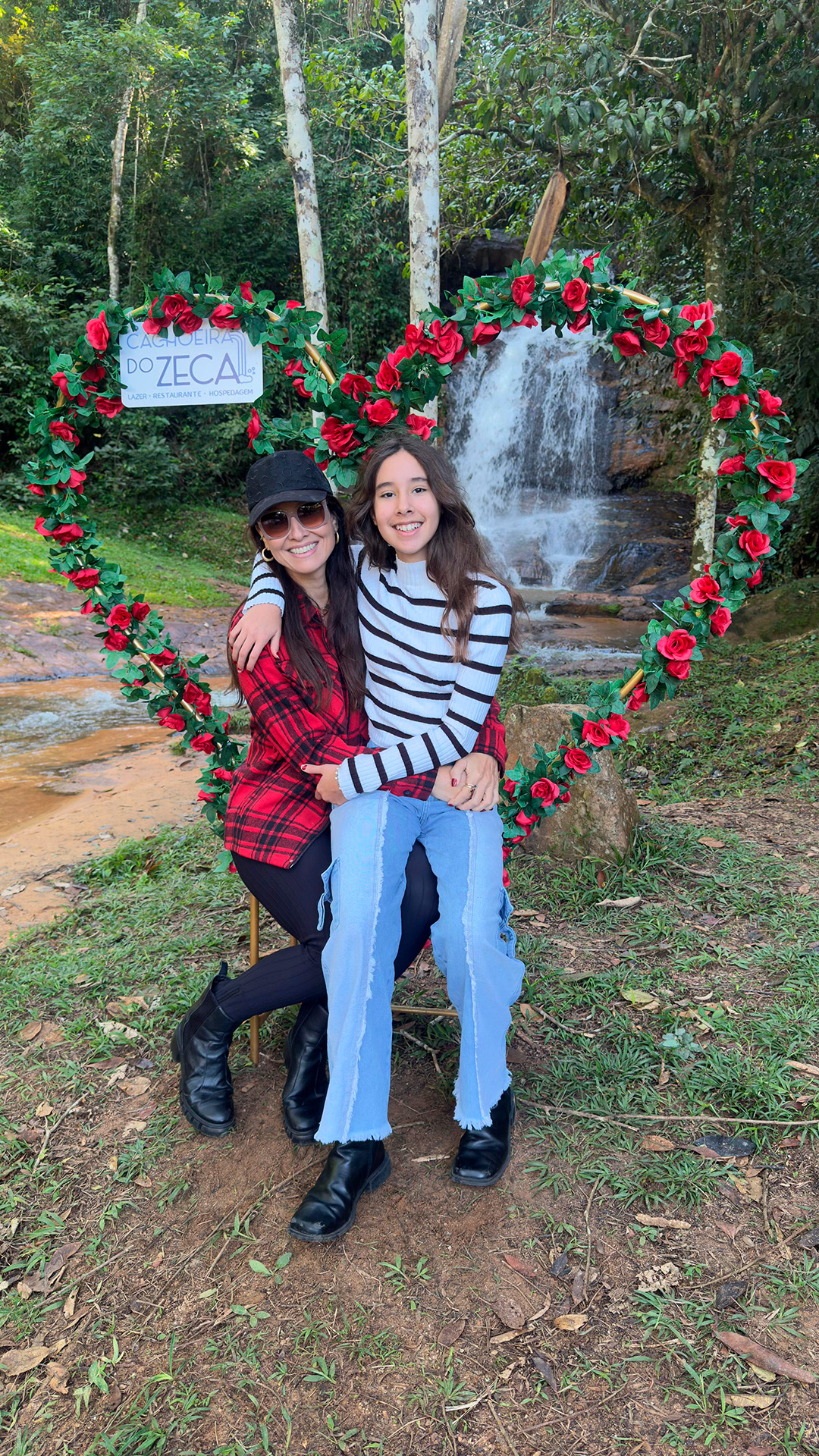 Denise e Nina Póvoa na Cachoeira do Zeca, em Marechal Floriano