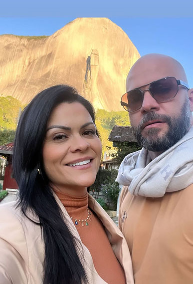Débora Bressiane que aniversariou na semana passada,comemorou em Pedra Azul ao lado do noivo Walace Pimenta _ Divulgação