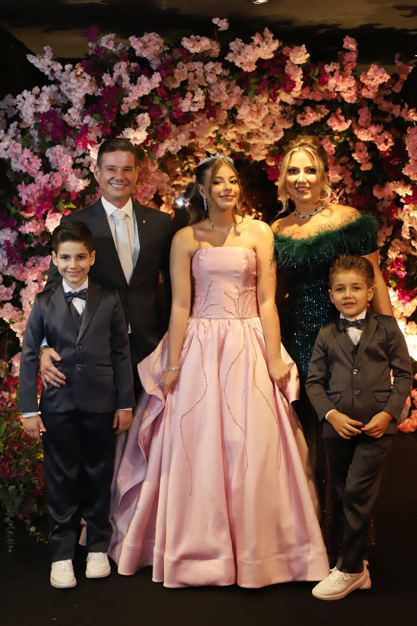 A linda aniversariante Moara com o pai Christian, sua madrasta Mirela e os irmãos, Miguel e Arthur