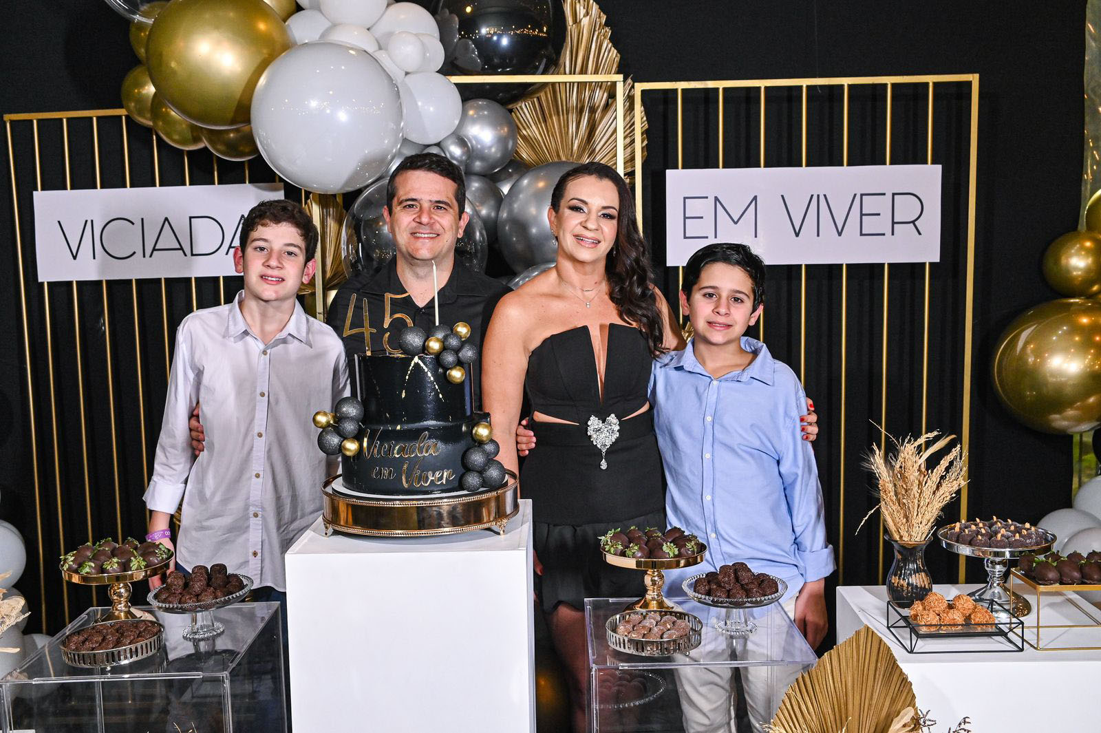 Tatiane entre os filhos e o marido