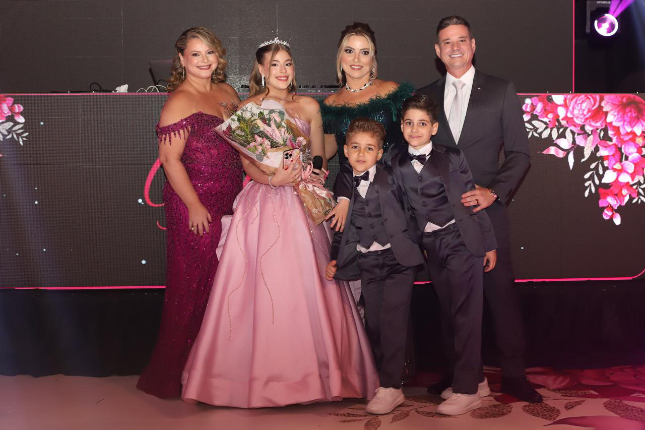 Moara com a mãe Luciana, a madrasta Mirela, o pai Christian e os irmãos Miguel e Arthur
