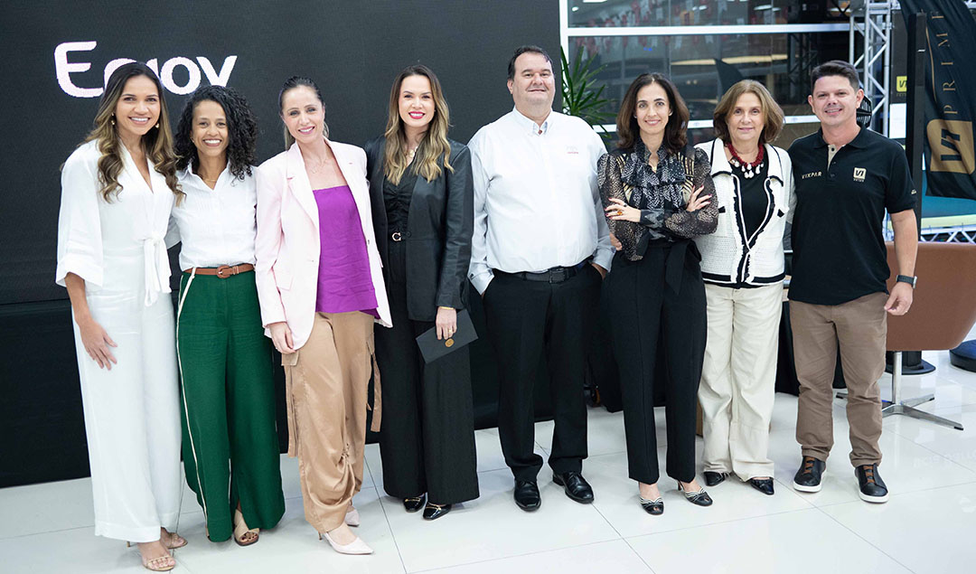 Os realizadores e apoiadores do encontro, com Lúcia Barros