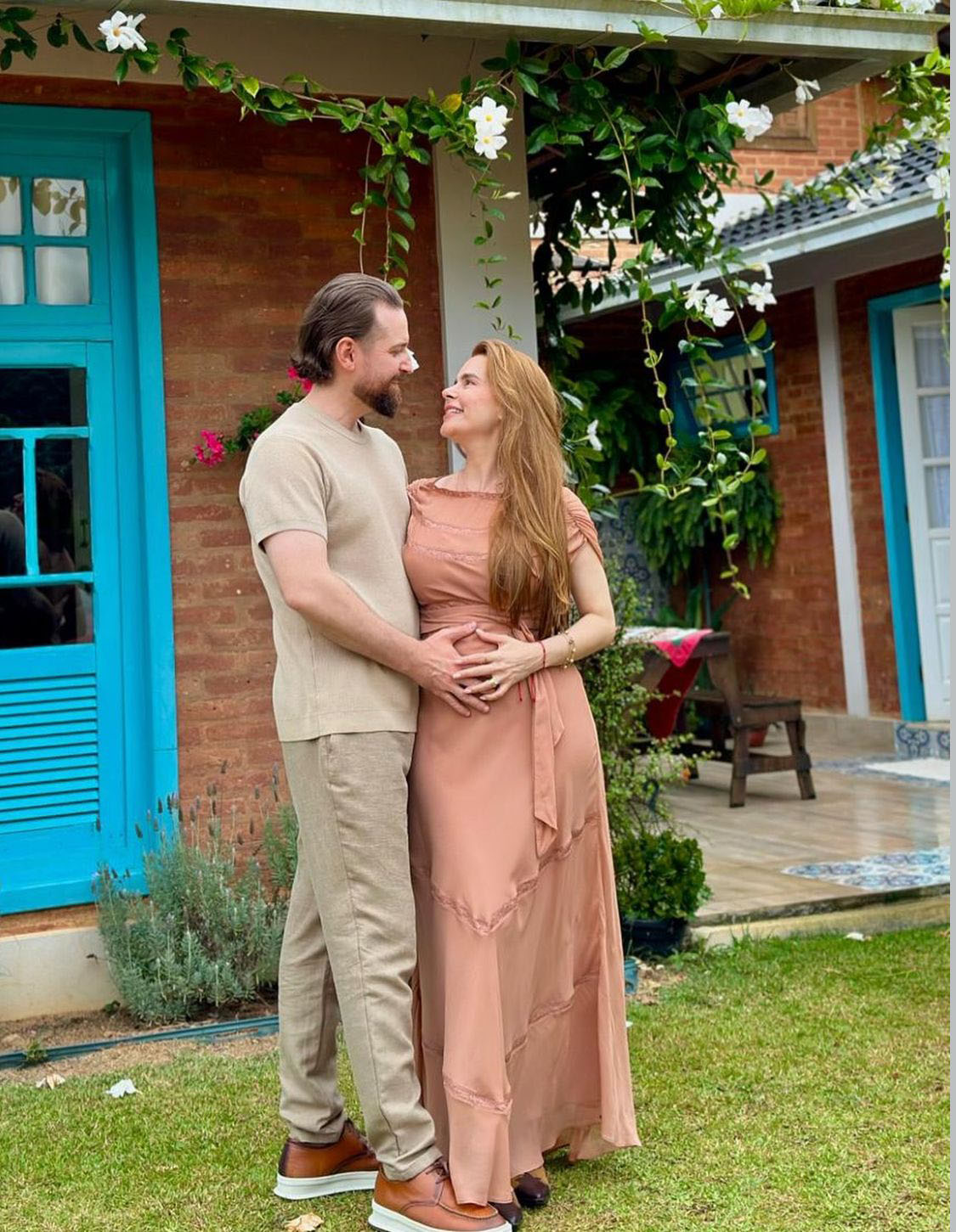 O médico Bruno Borlott e a esposa Neia Victoria esbanjando felicidade a espera de seus gêmeos Catarina e Enrico
