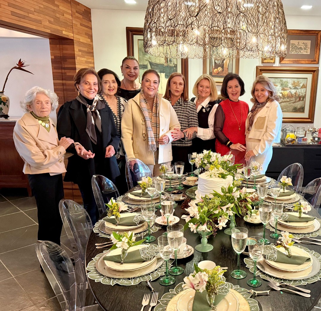 Encontro de amigas no apê de Solange Herkenhoff