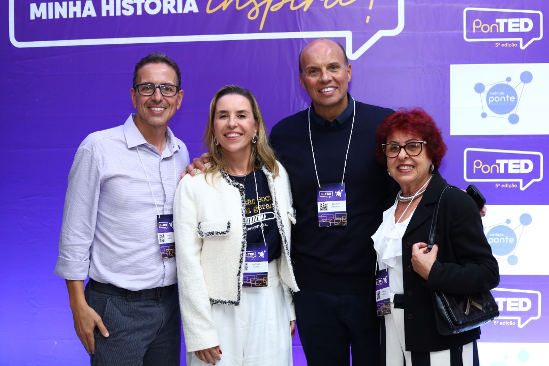 Rodrigo, Bartira e Delva Almeida com Claudia Carvalho