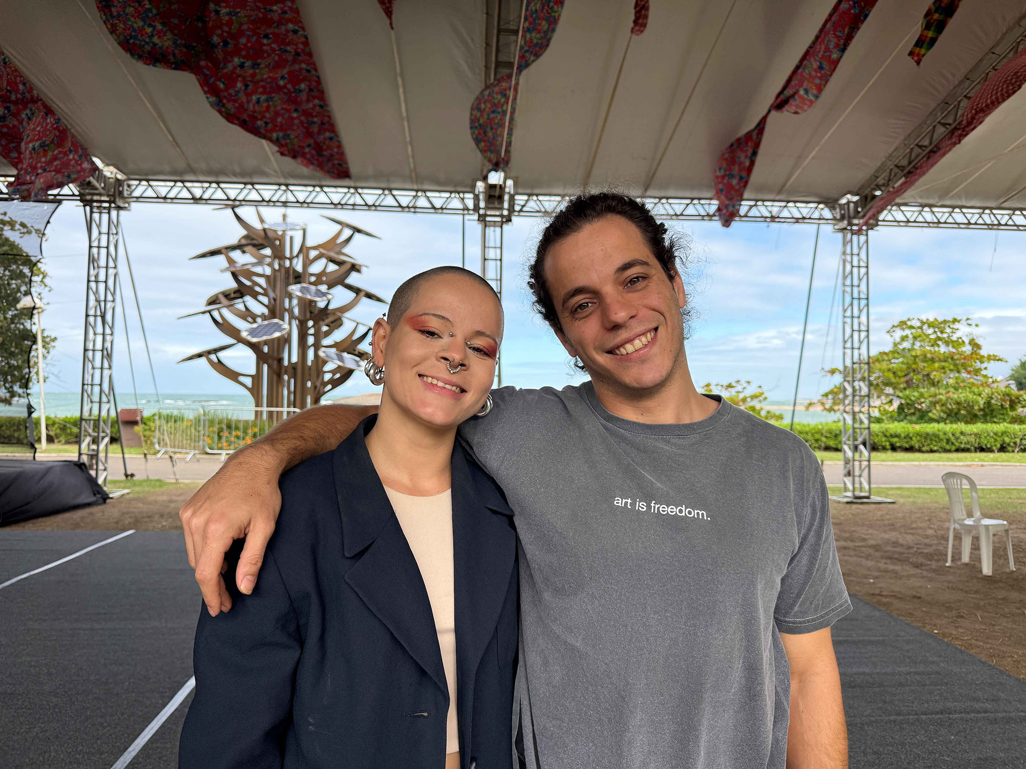Os artistas Frantielly Khadija e Guilherme Gomes no 23ª Festival Dança em Trânsito, no Parque Cultural Casa do Governador. Foto Daniella Spadeto