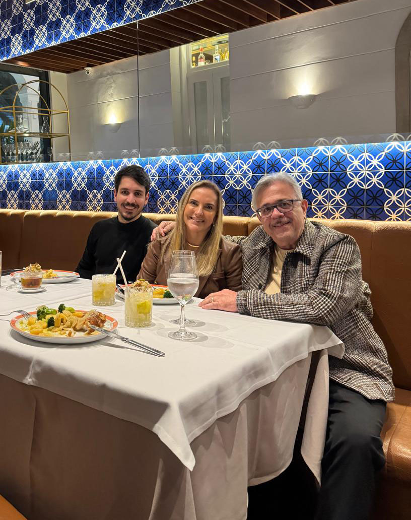 Ariosto Santos ao lado de Shirlei Santos e Arthur Santos no Rio
