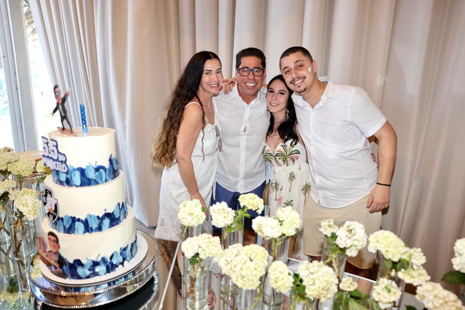 Shirlene Santos com o marido aniversariante Marcelo Santos, Sofia Westephal Negrão e Guilherme Negrão