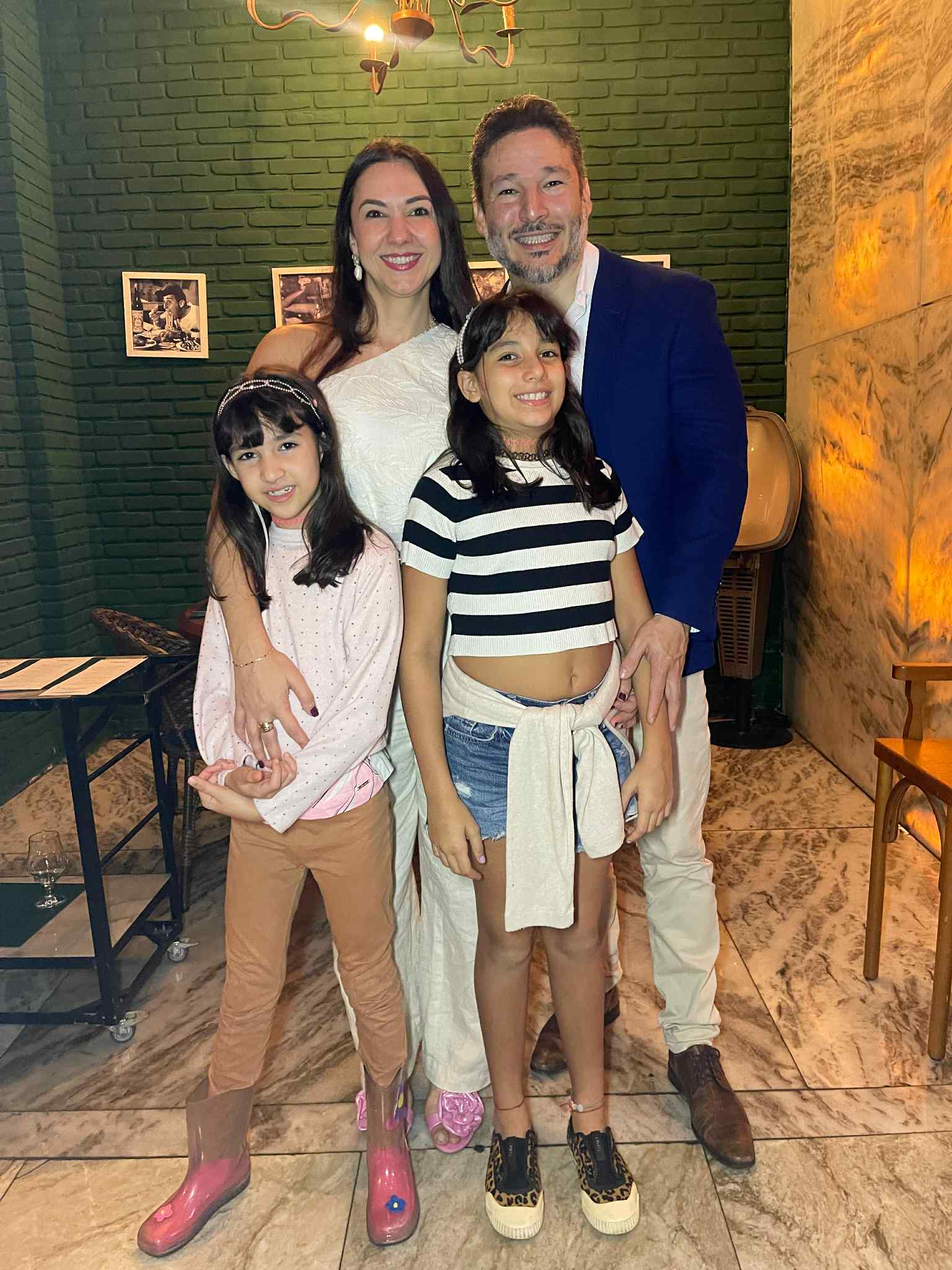 Juliana Fernandes, Michel Assis e suas filhas, Olivia e Laura
