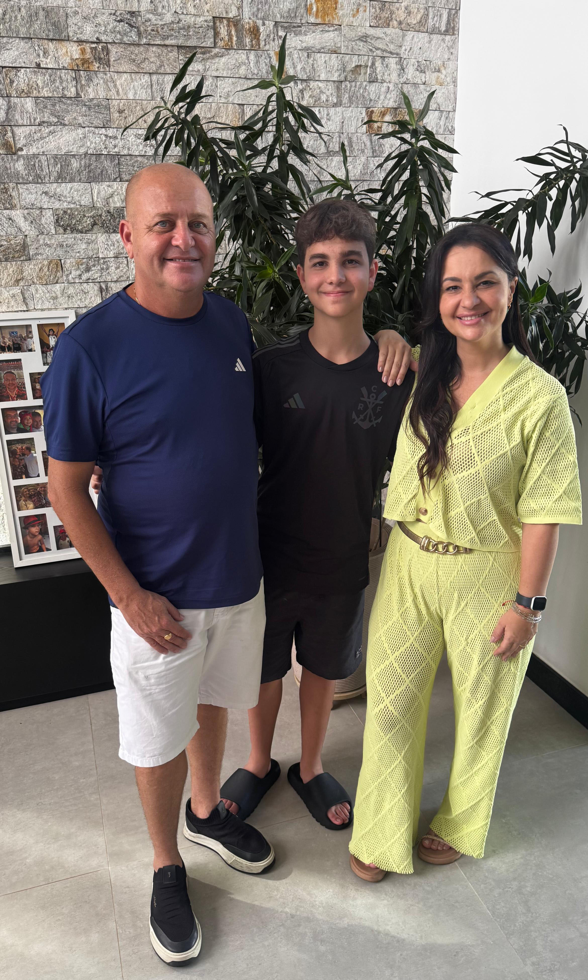 Davi entre os pais Cícero Ribeiro e Mayka Schneider
