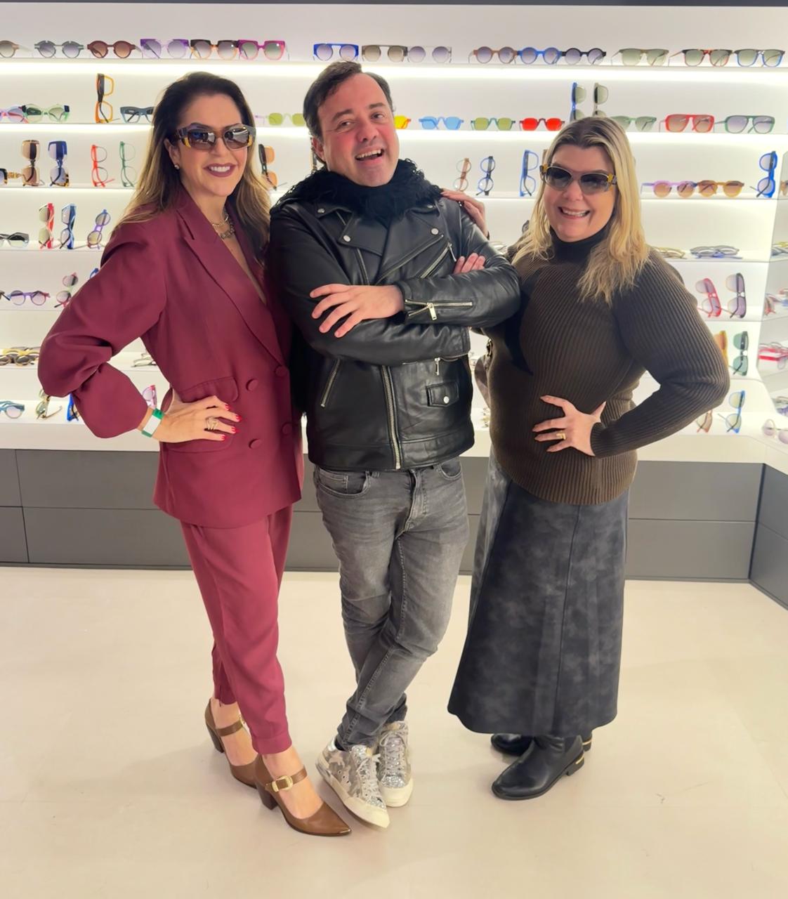 O designer Gustavo Gonçalves, da Gustavo Eyer, entre Raigna Vasconcelos e Fernanda Prates na Casa Cor SP
