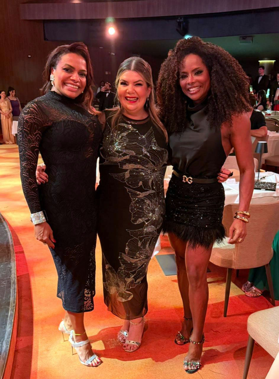 Fernanda entre Quitéria Chagas e Adriana Bombom