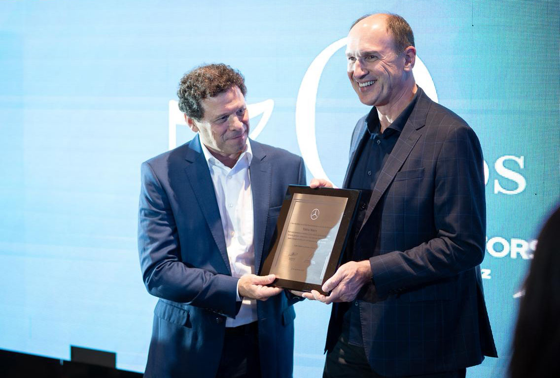 Riguel Chieppe e Marcelo Tinti recebem homenagem da Mercedes-Benz do Brasil