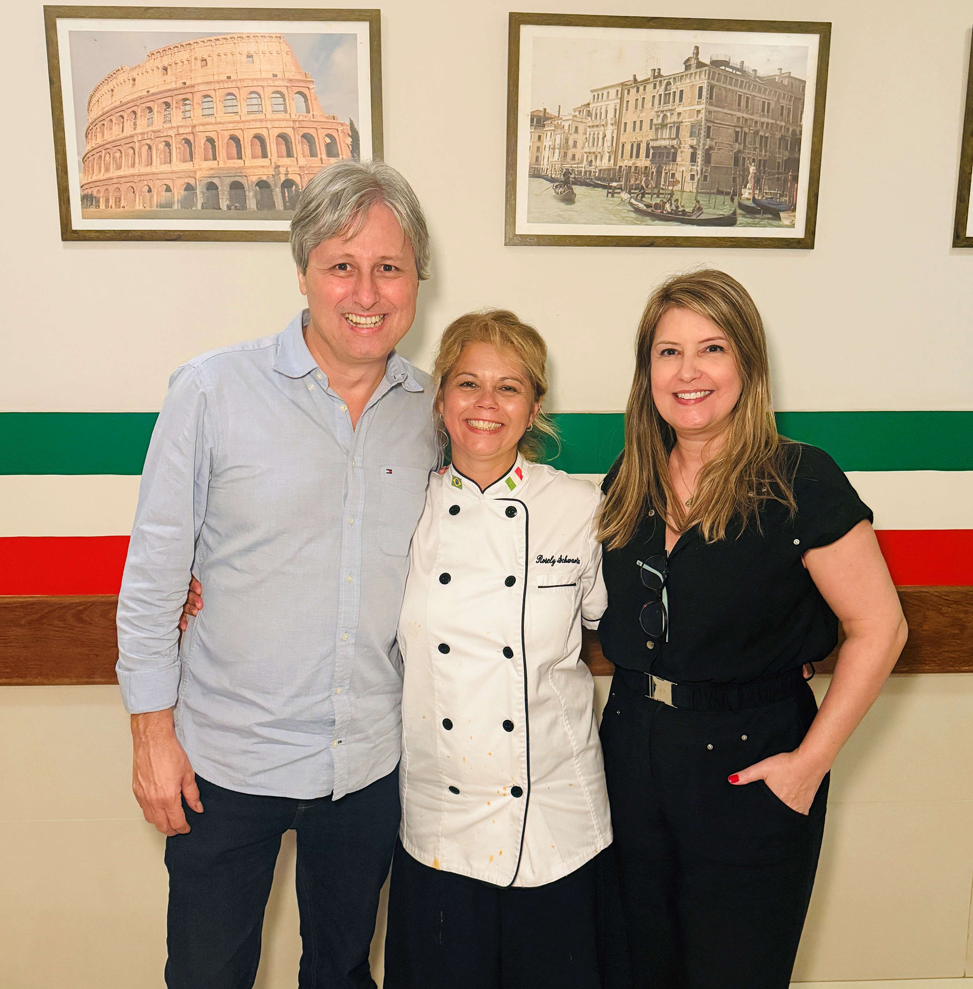 A chef capixaba Roseli Schwartz com José Roberto Santos Neves e Daniella Spadeto, no Restaurante Cantina D'Ítália.