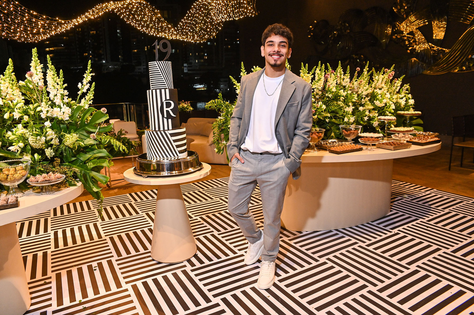 Rafael Oliveira D’Almeida comemora aniversário com festança no Le Buffet Lounge!