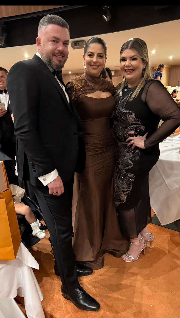 Fernanda Prates com os anfitriões Johnathan Alves e Sauana