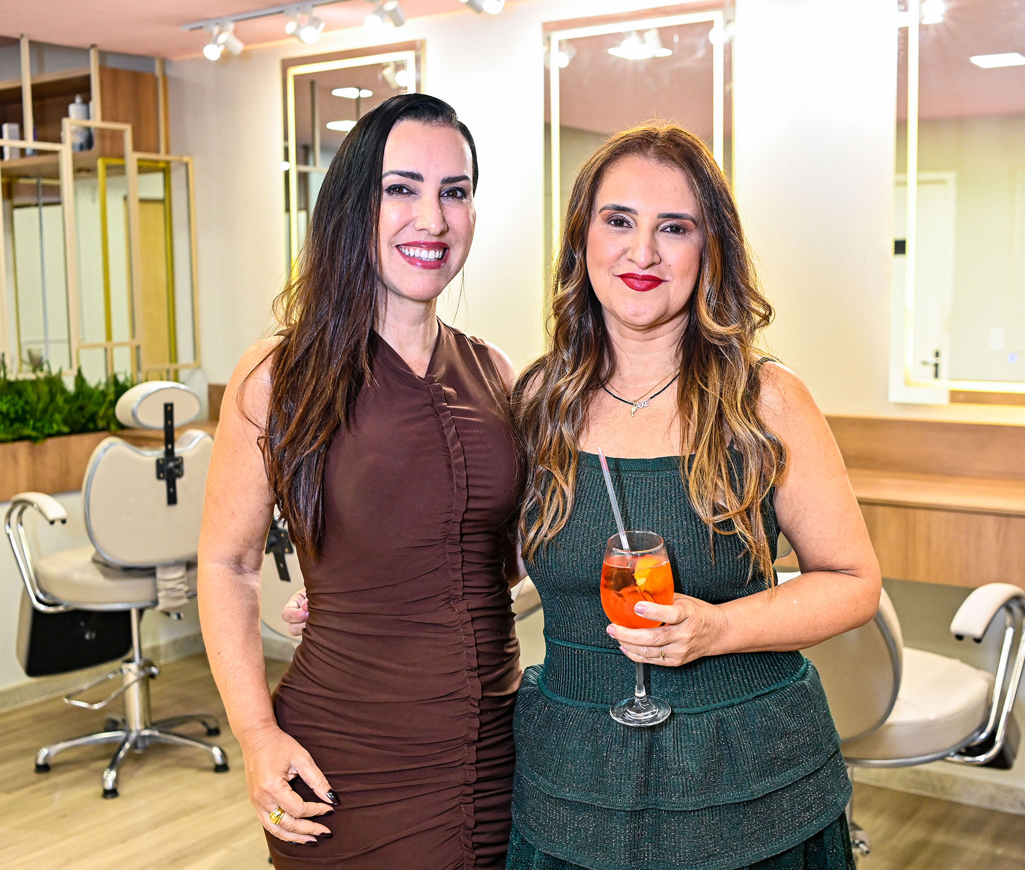 Manoela Machado e Cris Barros