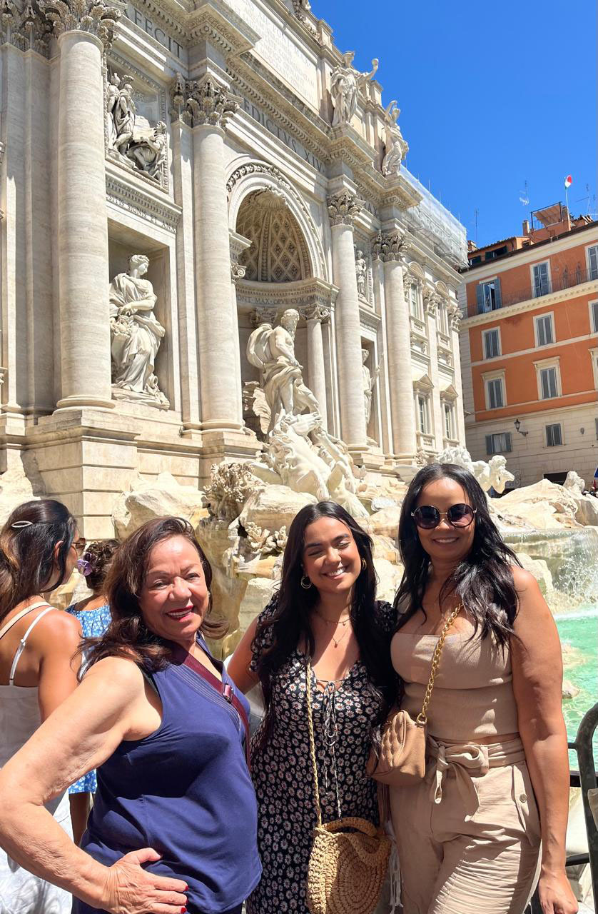 Julia e Cris Rocha que aniversariaram essa semana, celebrando com a a avó e mãe Regi, na Fontana di Trevi em Roma