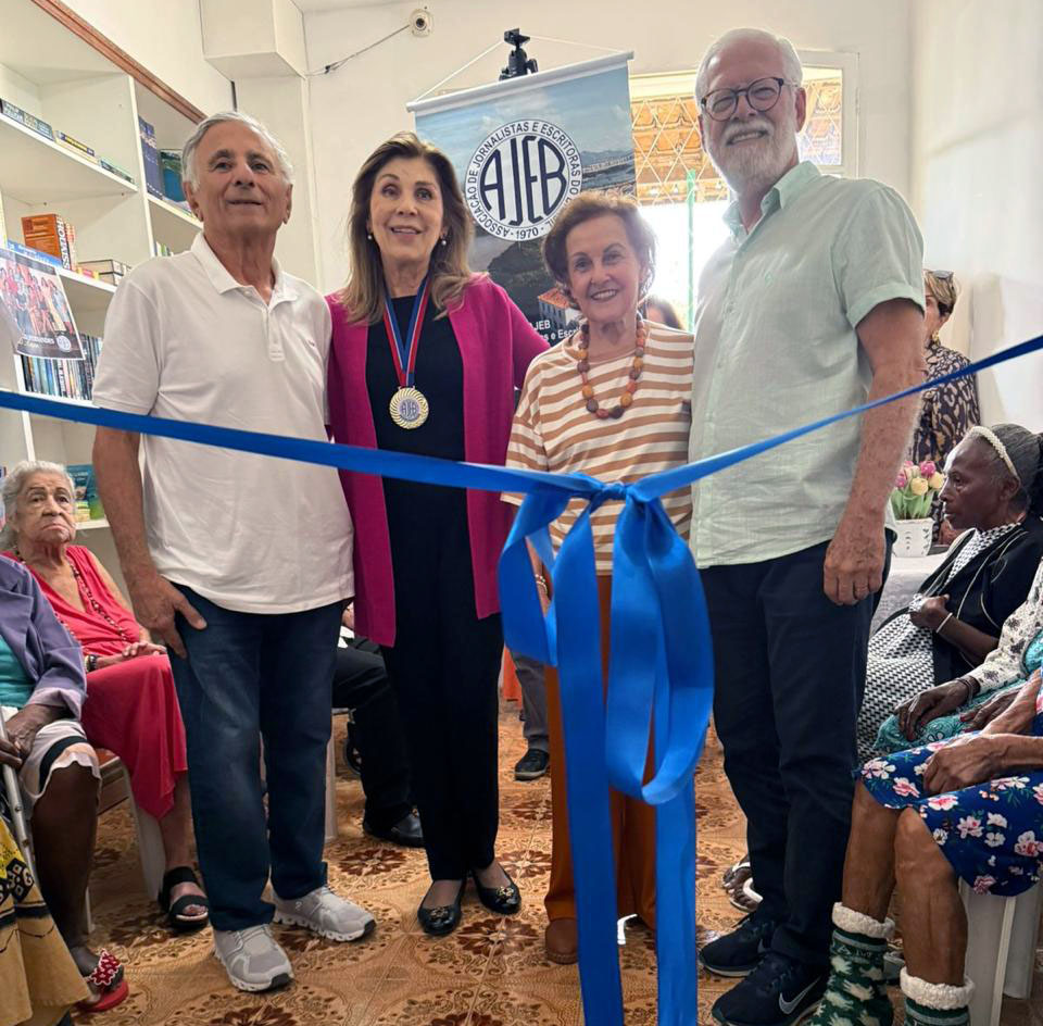 Gilson Mansur que patrocinou a reforma da sala em biblioteca, Wanda Maria Alckmin (vice presidente da AJEB, Sonia Barreto (presidente da AFESL e Robson Melo (Presidente do Asilo dos Idosos)
