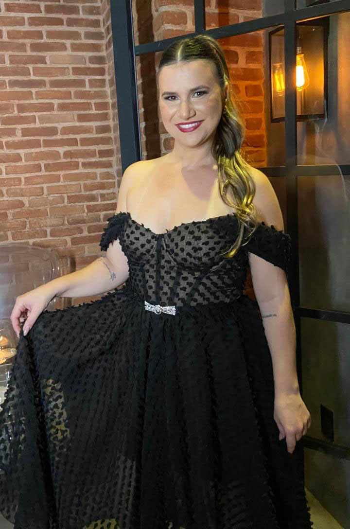 A cerimonialista Lívia Lilian, com look assinado by ClosetMy