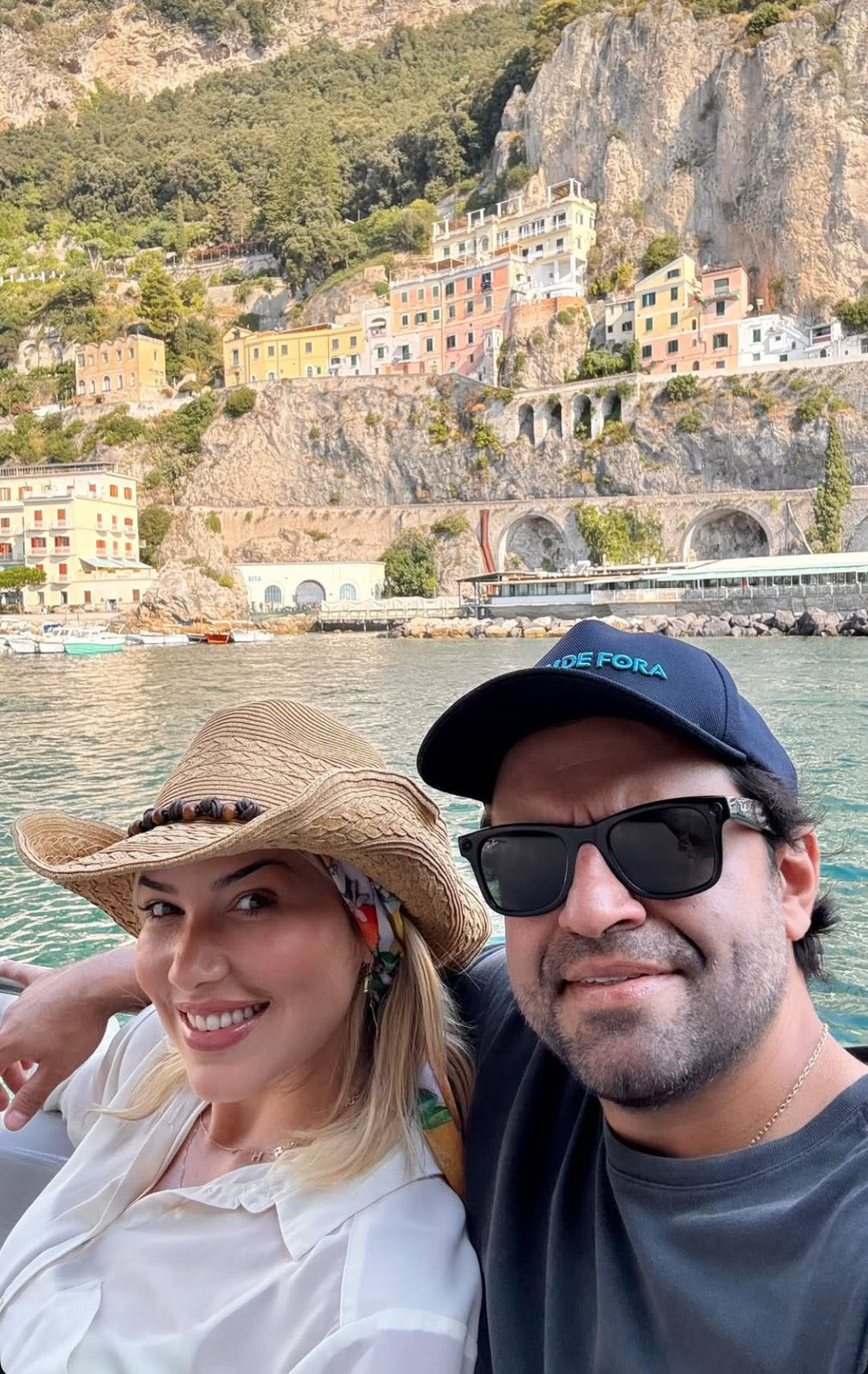 O casal Chris Moraes e Renzo Colnago na Costa Amalfitana onde curtem férias