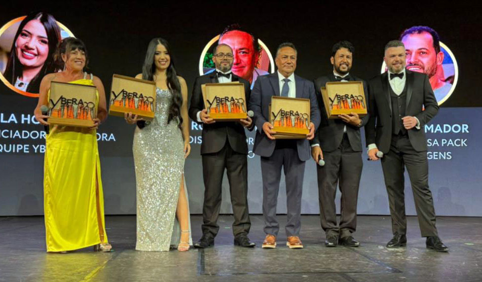 Iva Martins, Marla Honorato,Roberto Perez, Sidinei Amador e Werlen Cordeiro com troféu assinado por Vivian Chiabay .Crédito _ Reinaldo Teixeira
