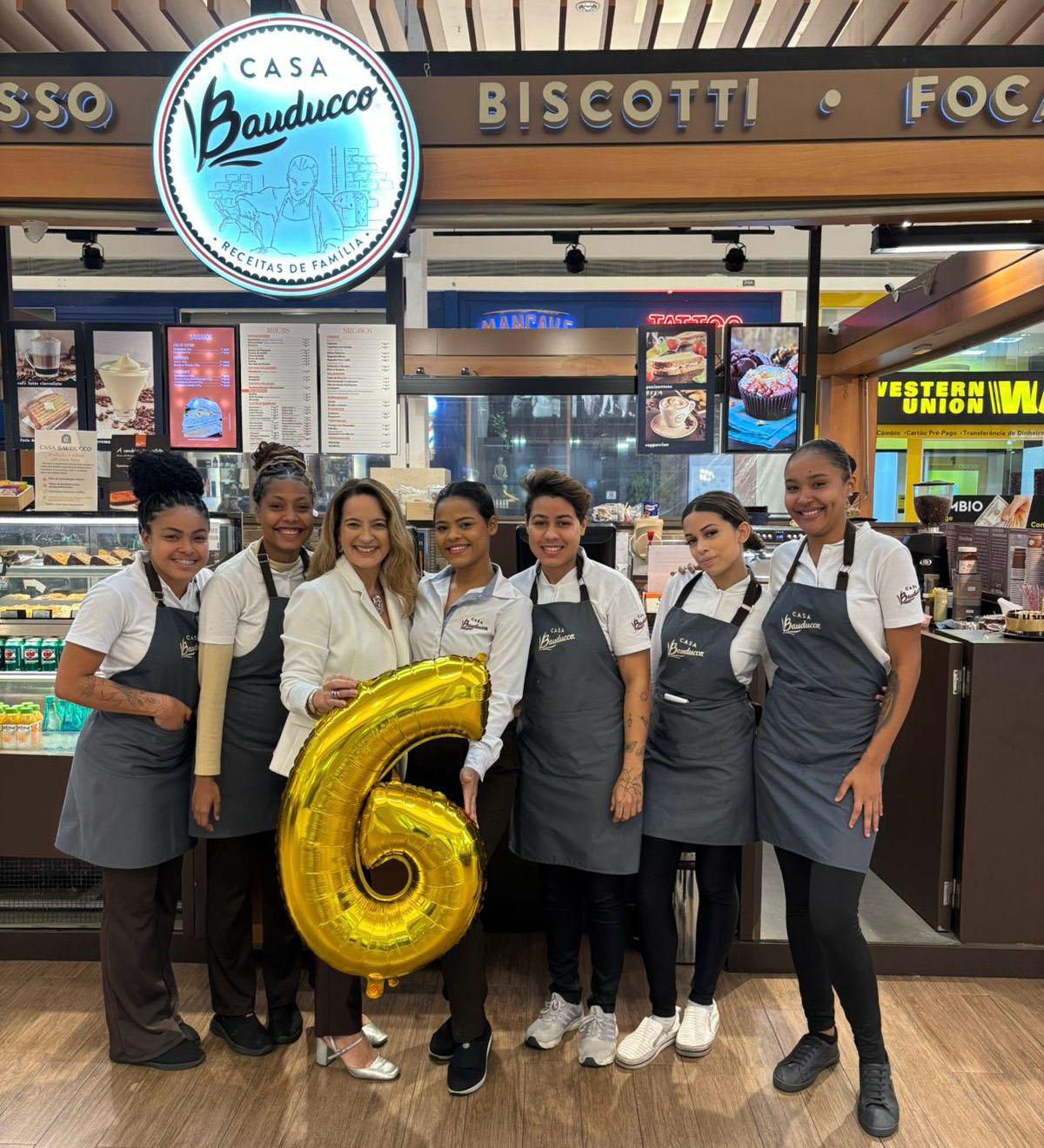 A empresária Meire Vargas com sua equipe comemorando 6 anos da sua Casa Bauducco, no Shopping Vitória _ Divulgação