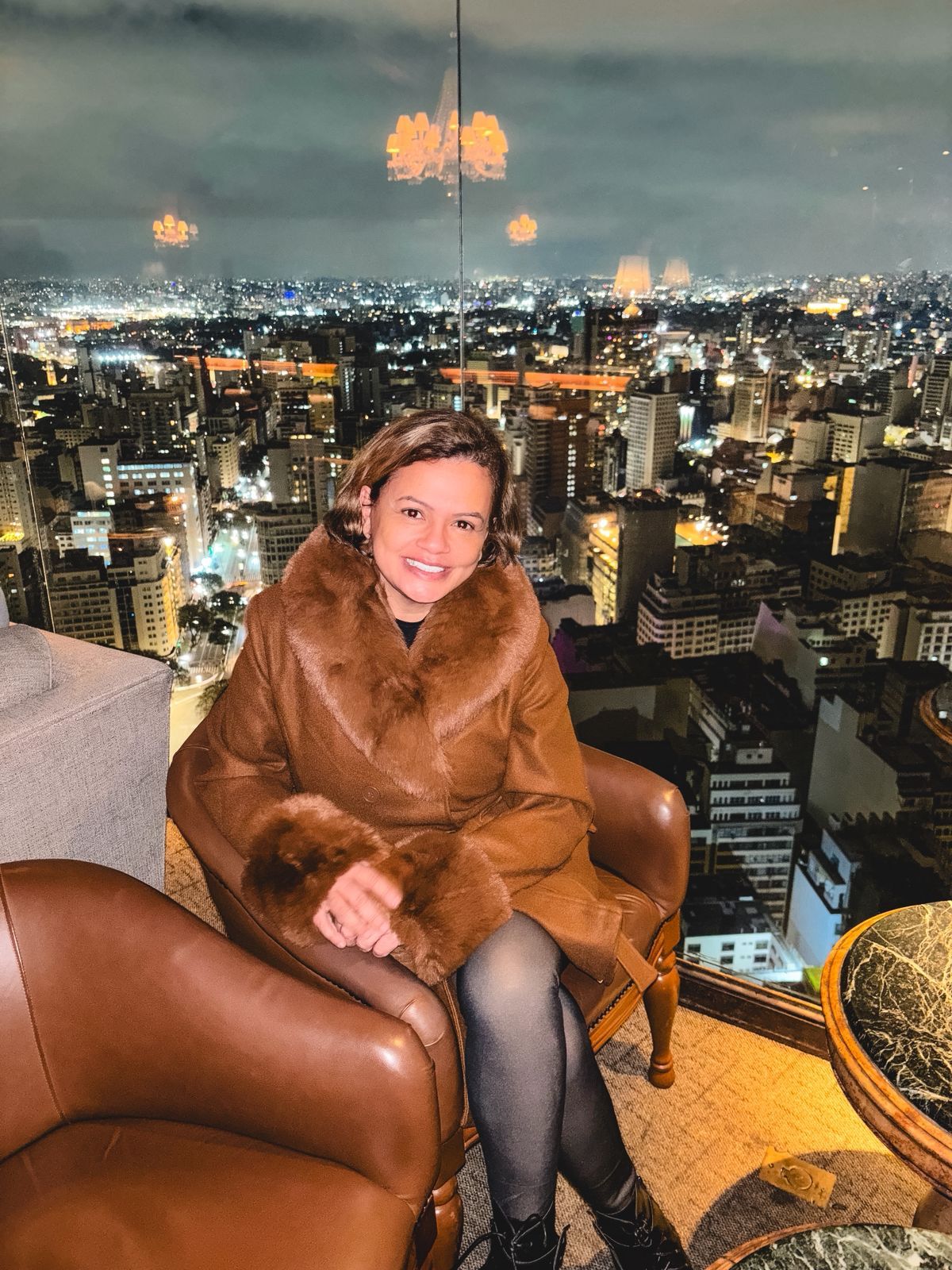 Karla Brandão no Terraço Itália em São Paulo onde foi jantar com a filha Izabelle e amigos.