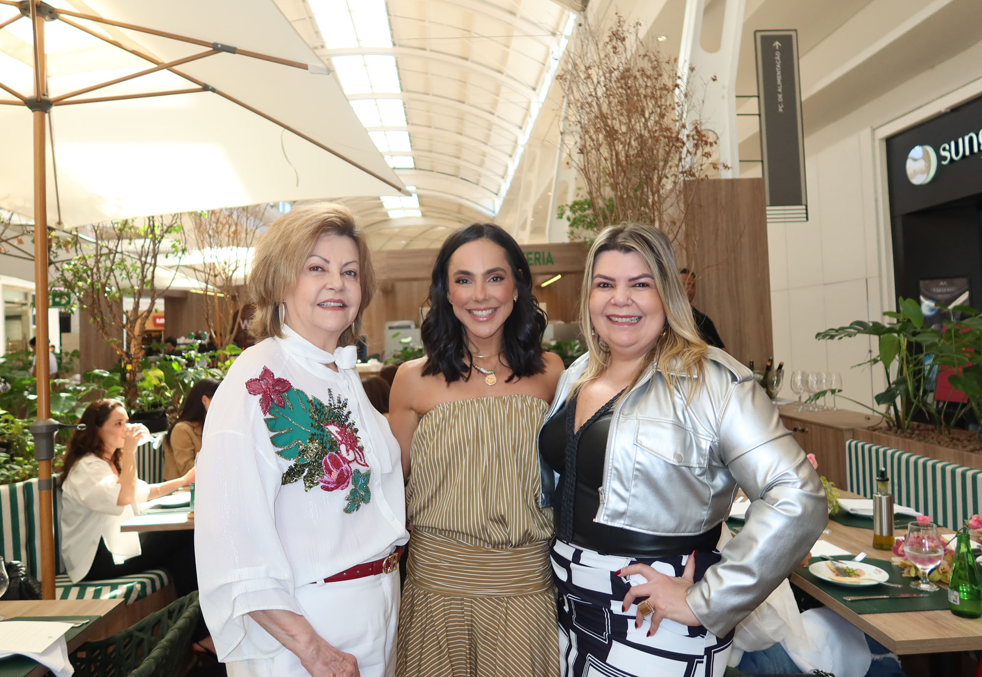 Carmen e Fernanda Prates com a anfitriã, Carol Neves