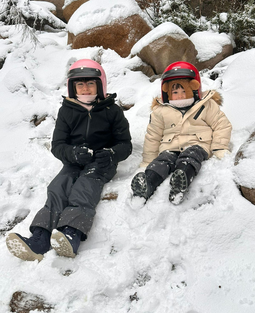 Os primos Arthur e Camila curtindo a neve