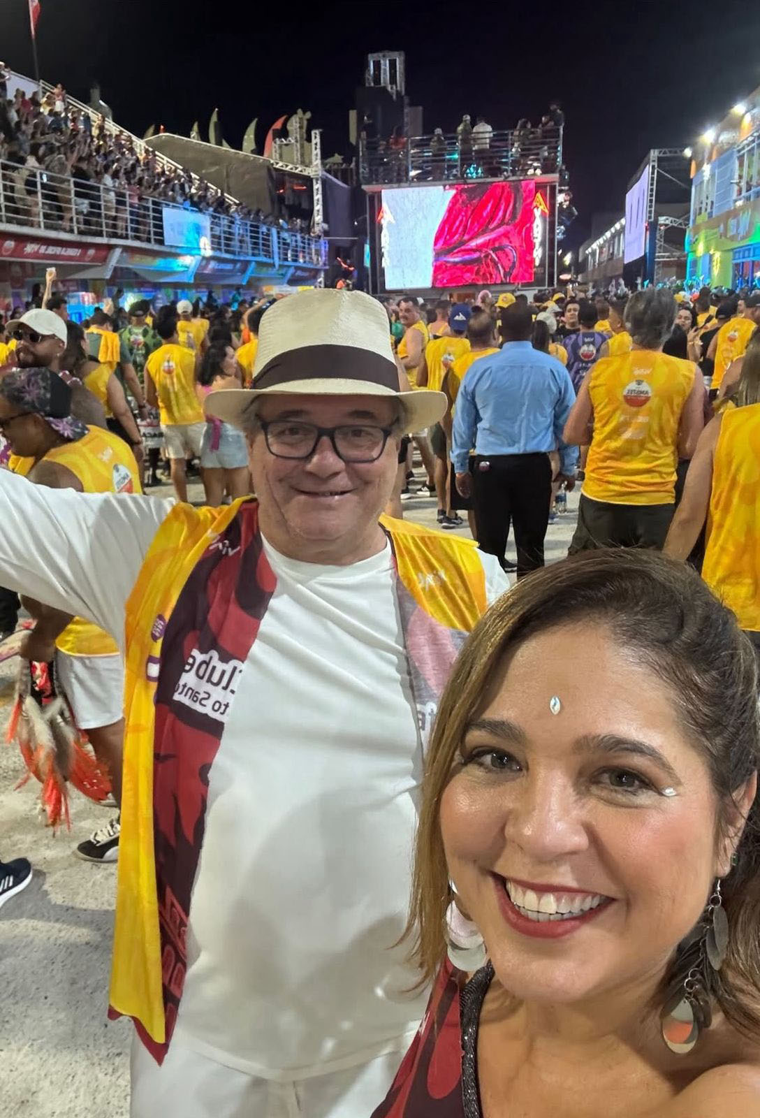 O animado casal Luiz Paulo Vellozo Lucas e Roberta Furtado