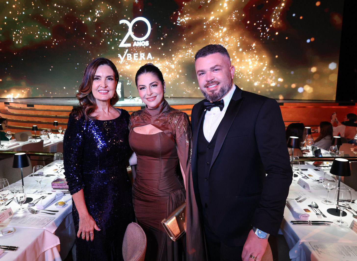 Fátima Bernades com os anfitriões Johnathan Alves e Sauana. Crédito _ Reinaldo Teixeira