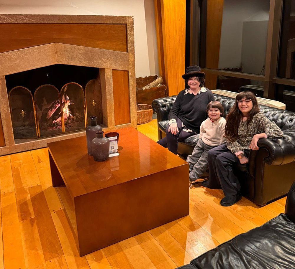 Teresa Bedran com os netos Arthur e Camila em seu hotel em Bariloche
