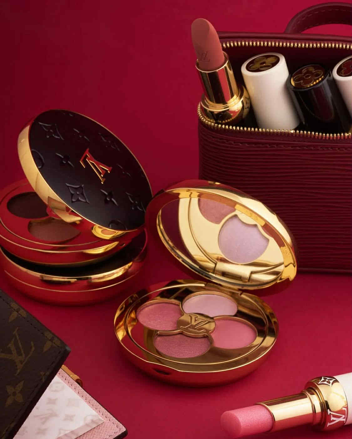 Louis Vuitton lança sua primeira linha de maquiagem com batons, paletas e até baú de beleza sob comando de Pat McGrath!