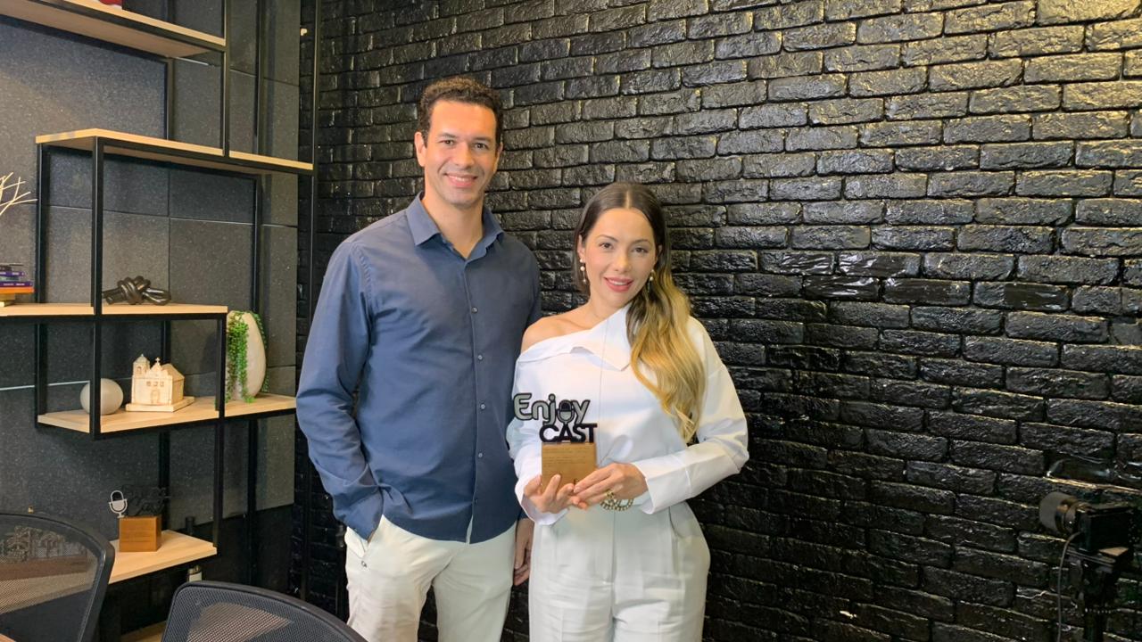 Kleber Alves e Catarina Riva em gravação de podcast. Crédito Divulgação