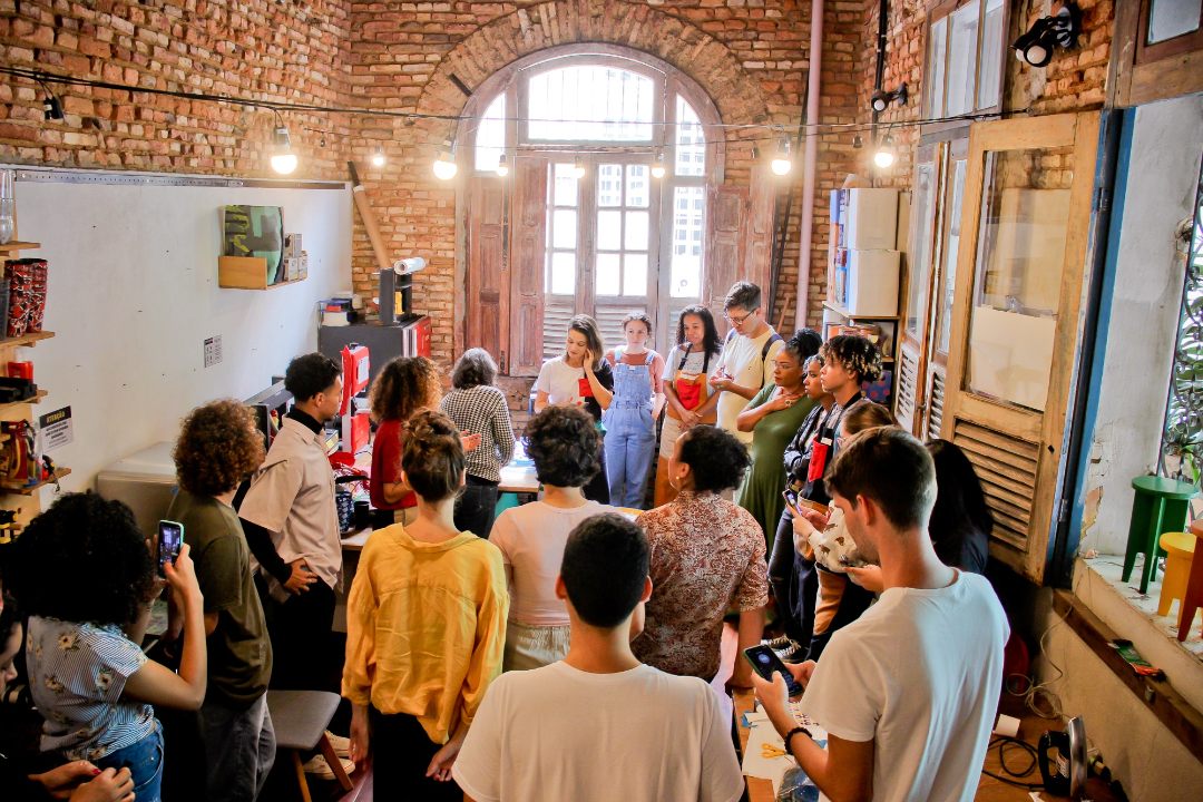 Laboratório de reciclagem criativa inaugura programa educativo com visita aberta ao público
