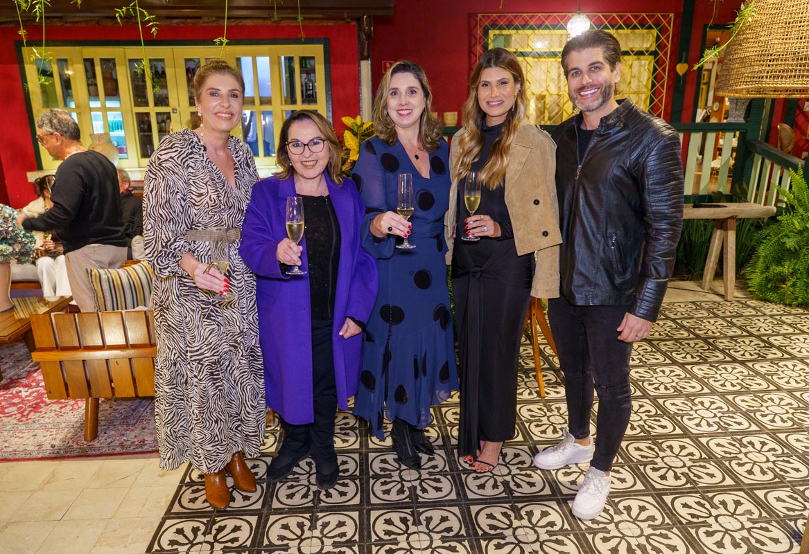 As anfitriãs Tatiana e Roberta, com Lilia Mello e o casal Alline Passamani e Rodrigo Abelha. Crédito _ Cacá Lima