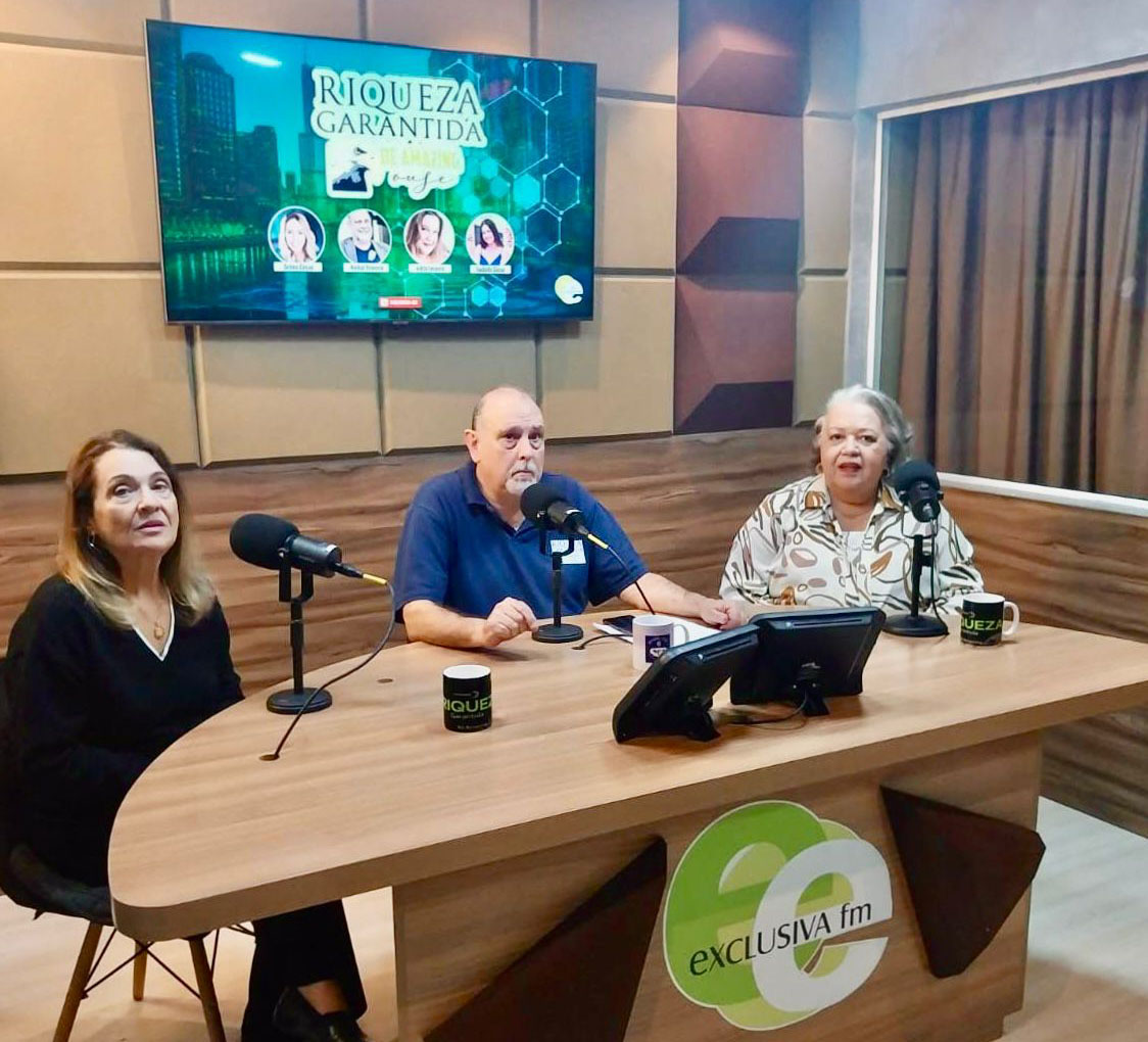 Ingrid Domingues, o apresentador Aníbal Teixeira e Myrinha Vasconcelos